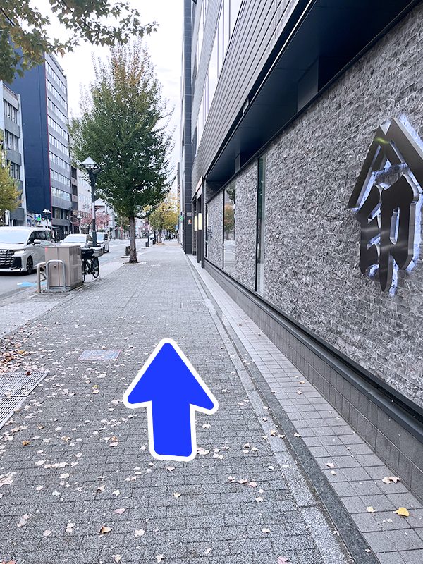 直進して、2つ目のビルを目指してください