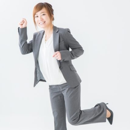 歩くポーズを取る女性の画像