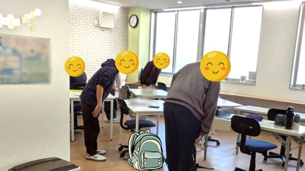 利用者の皆さんがお辞儀の練習をする様子。