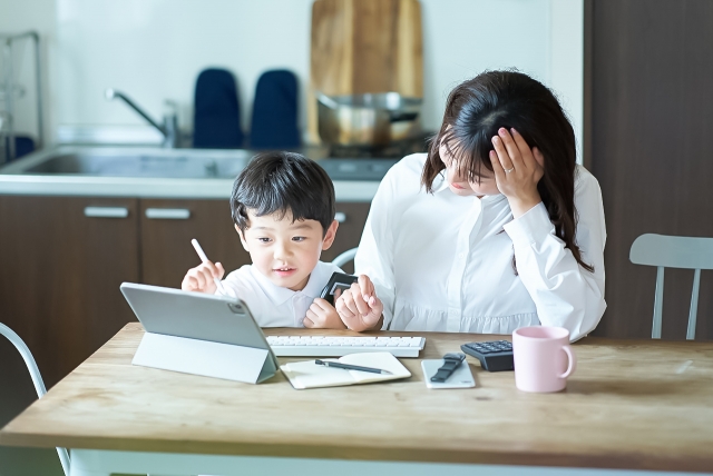 悩む親の画像