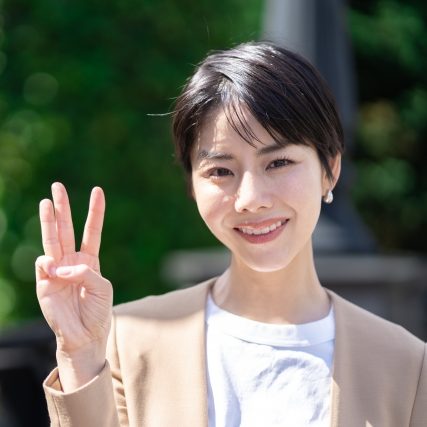 3つのポーズをしている女性の画像