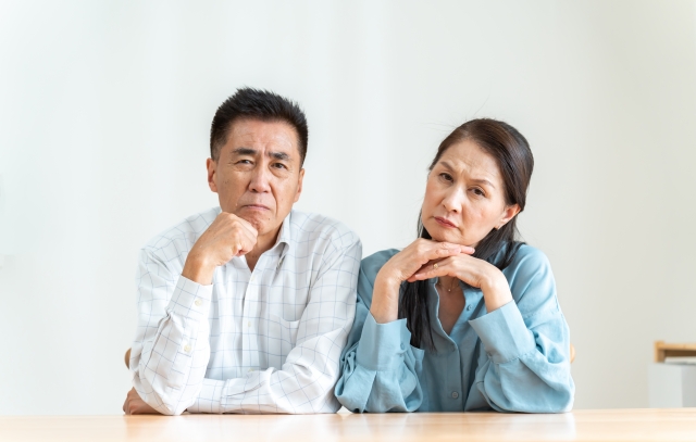 悩む夫婦の画像