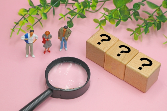 ？マークが並ぶイメージ画像