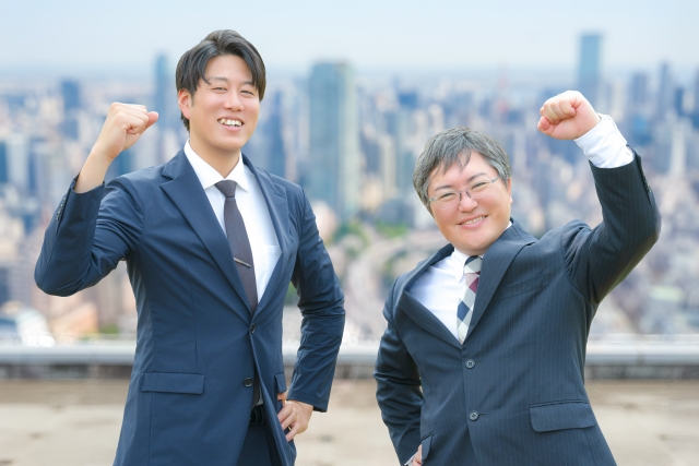 ガッツポーズをする2人の男性の画像