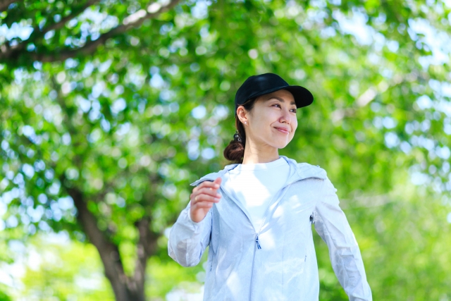 歩く女性の画像