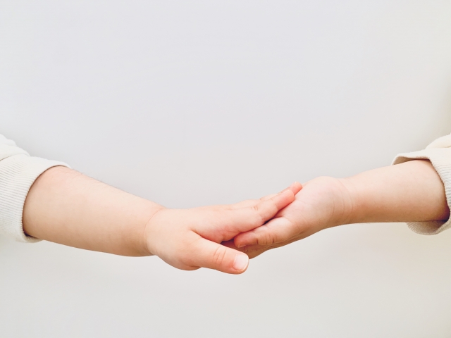 手を取り合う画像