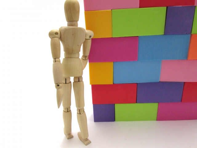 壁をよけて回り道をする画像