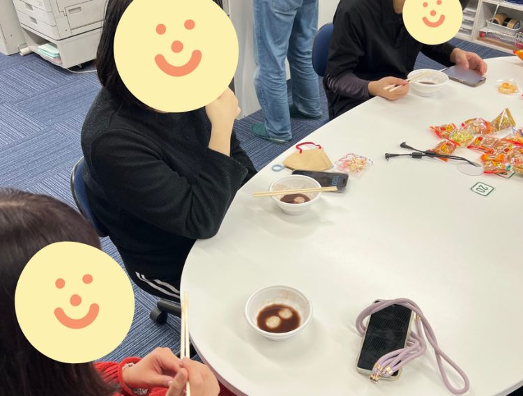 お汁粉を食べている様子の画像