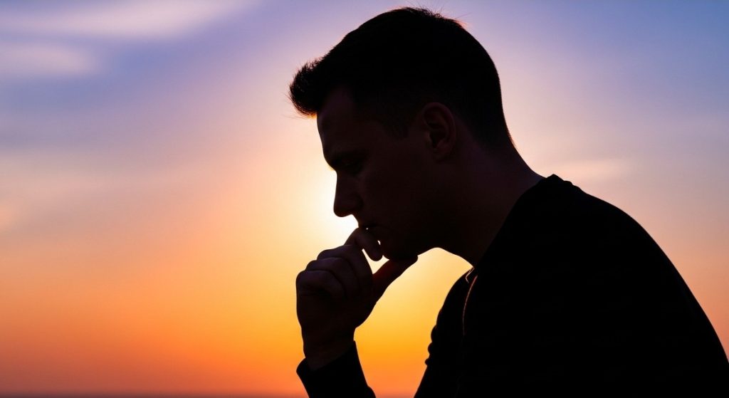 考える男性のシルエット