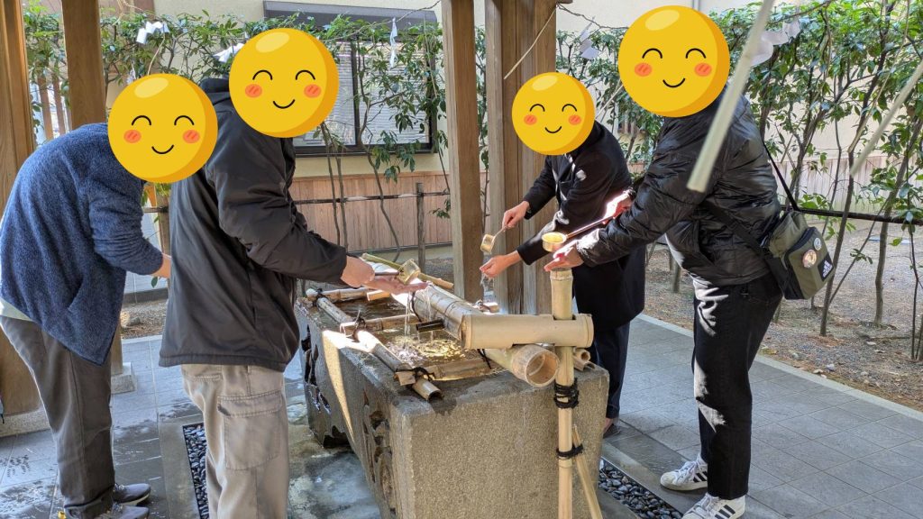 参拝前に手水舎で手と口を清める様子。