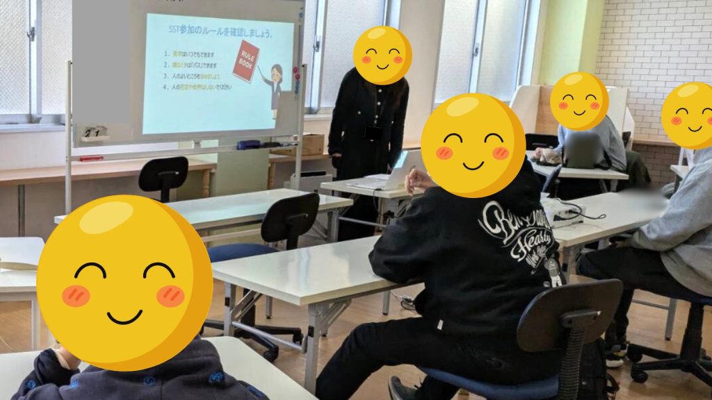 グループワークでSSTの説明を聞く利用者さんの様子。