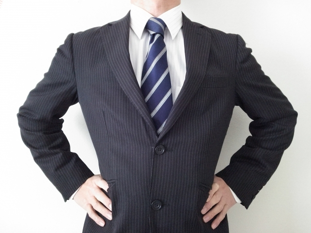 ネクタイを締めた男性の画像