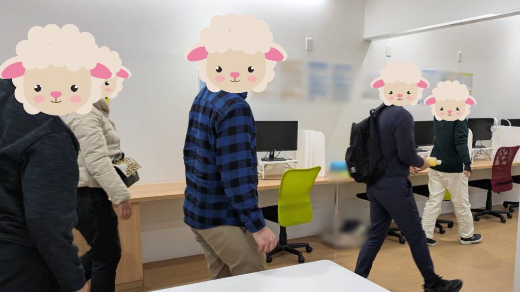 地震が収まり、避難所に向かい移動する様子