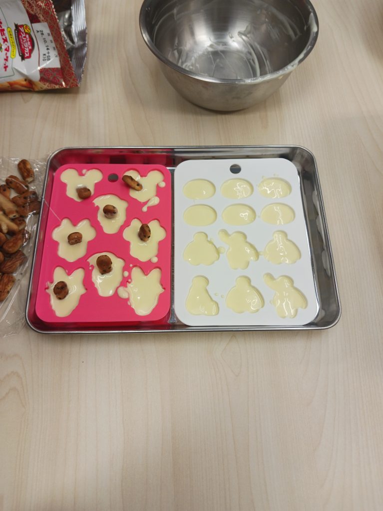 チョコレートを型に流しいれて固めます。