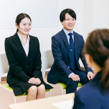 面接を受ける画像
