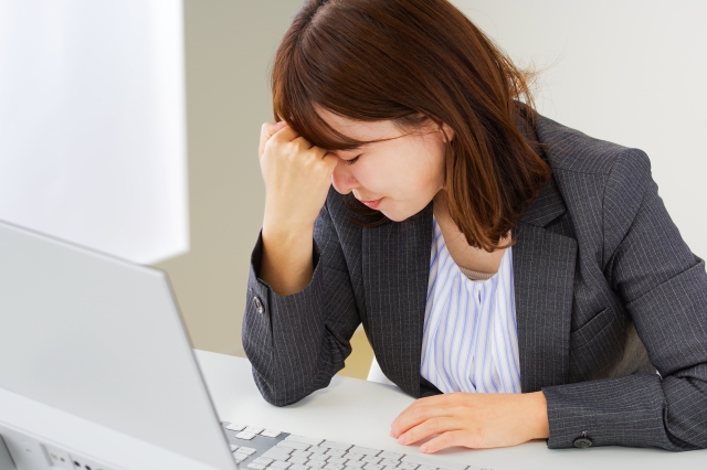 悩んで辛そうな情勢の画像