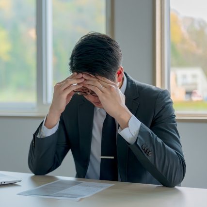 悩むビジネスマンの画像