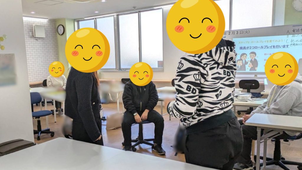 SSTのロールプレイに参加する利用者さんと職員の様子。