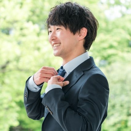 身だしなみを整える男性の画像