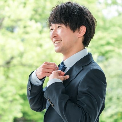 身だしなみを整える男性の画像