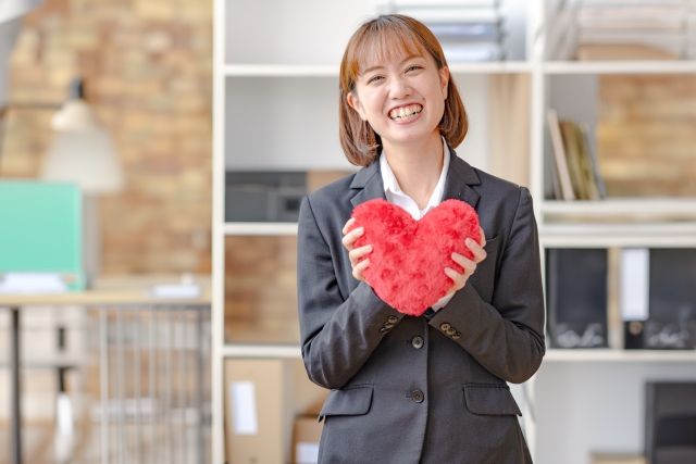 ハートを持つ女性の画像