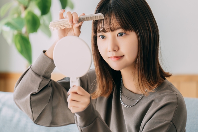 紙を整える女性の画像