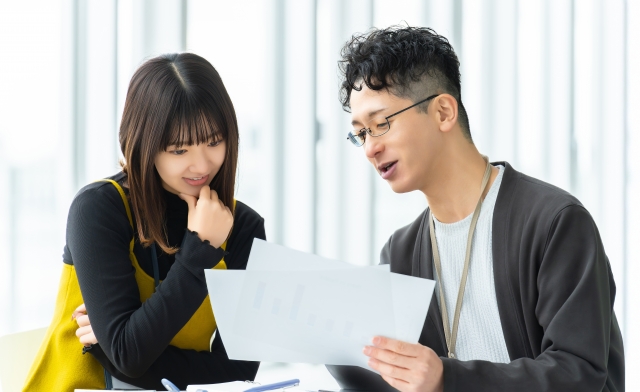 相談する二人の画像