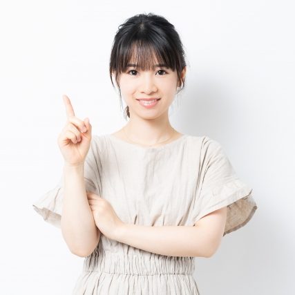 ポイントを解説する女性の画像