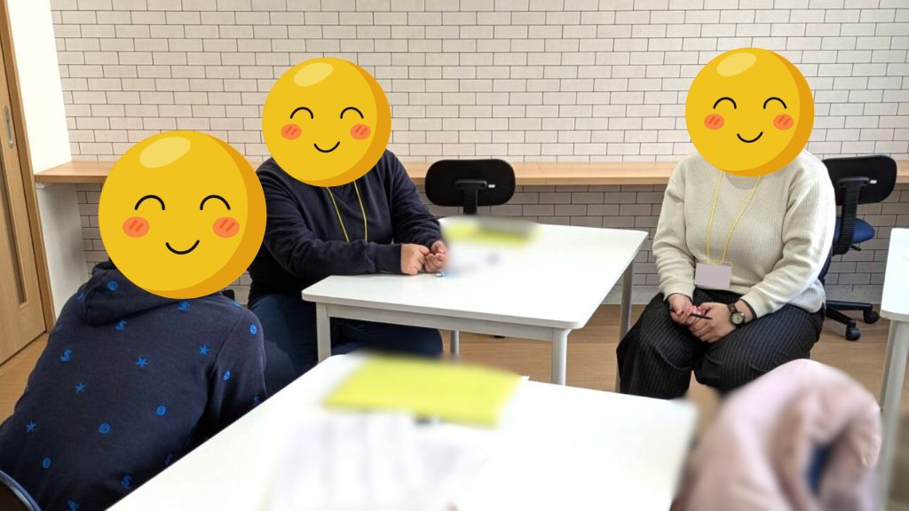 ロールプレイの後、グループで話し合いをする様子。