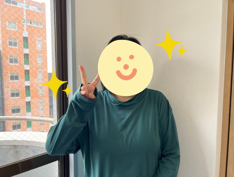 ピースをする使用者さんの画像