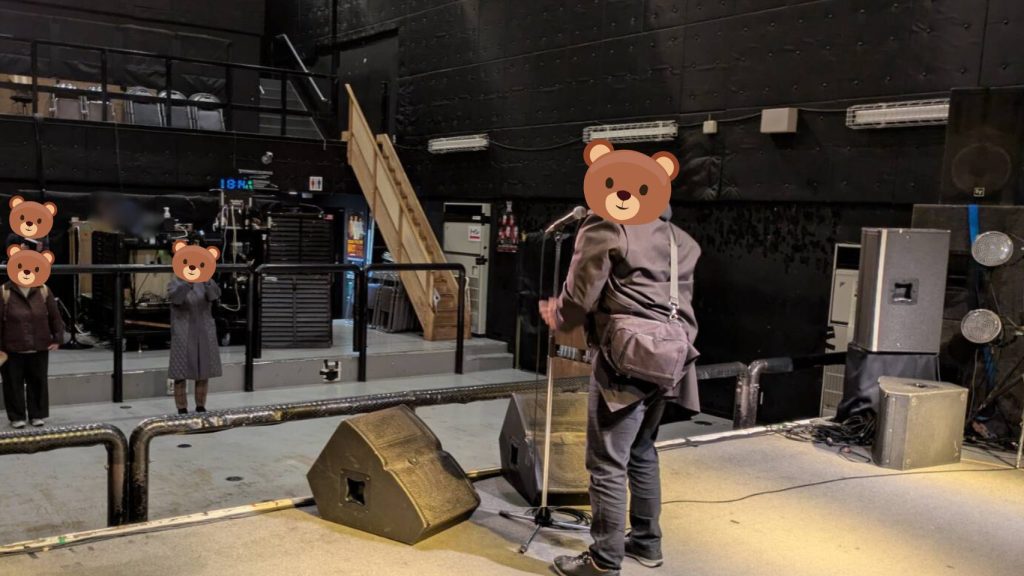 LiveHouse浜松窓枠のステージで歌う利用者さんの様子。