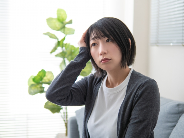 考え事をしている女性の画像