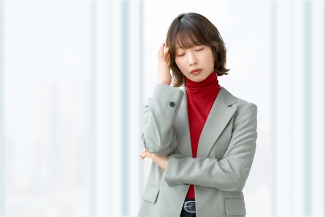 悩む女性の画像