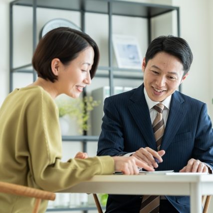 相談する女性の画像